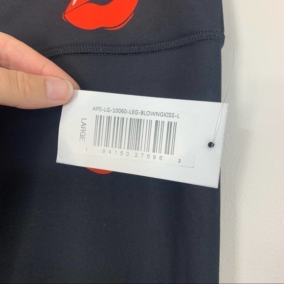 NWT Adore Me Walk Pop Cora Cozy Lip Print 7/8 Leggings Size Large - Picture 8 of 11